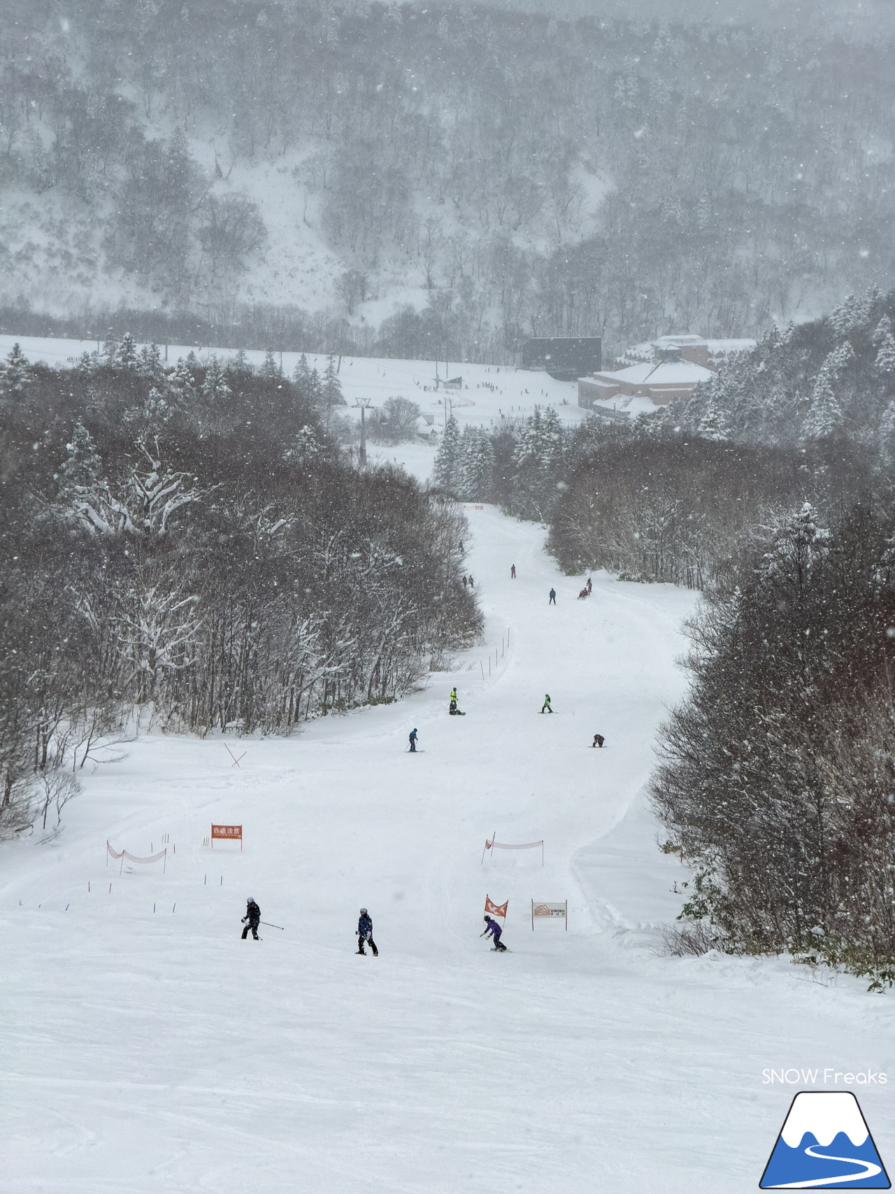 キロロリゾート｜遅ればせながら…。積雪200cmのキロロで、2025～2026 SNOW Freaks『初滑り』。今シーズンもどうぞよろしくお願いいたします！